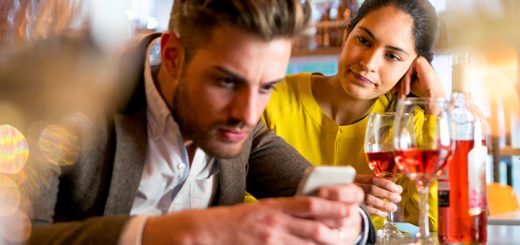 Uso e abuso dello smartphone: maleducazione o fuga dalla noia?