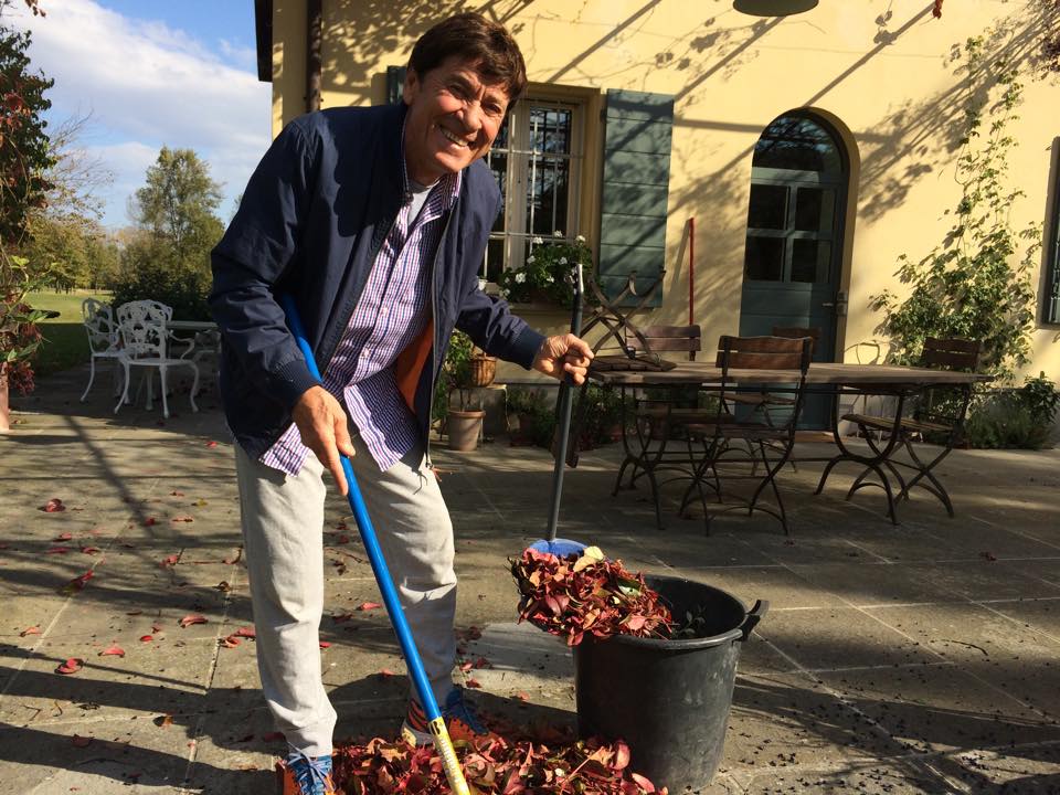 Gianni Morandi raccoglie le foglie secche